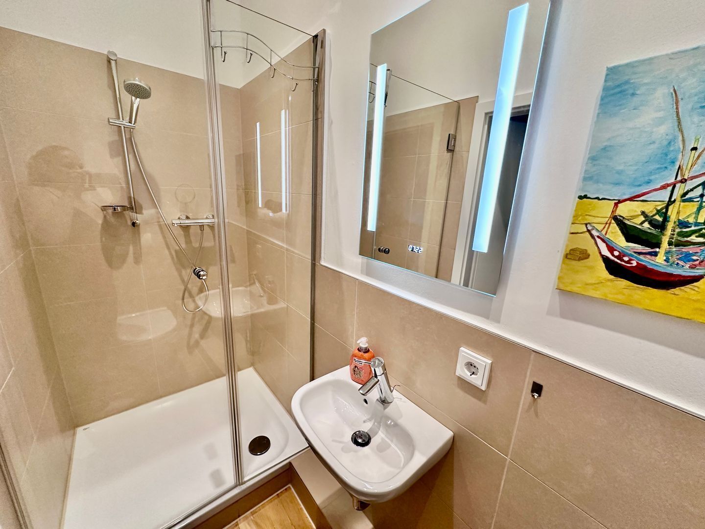 Dusche, Haartrockner, Handtücher, Seife