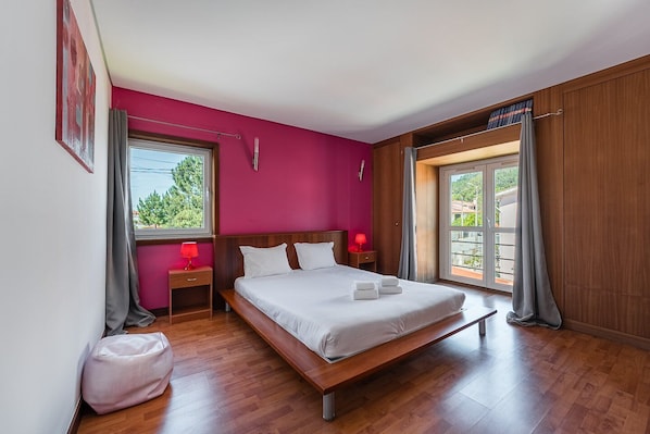 3 bedrooms, iron/ironing board, internet, bed sheets
