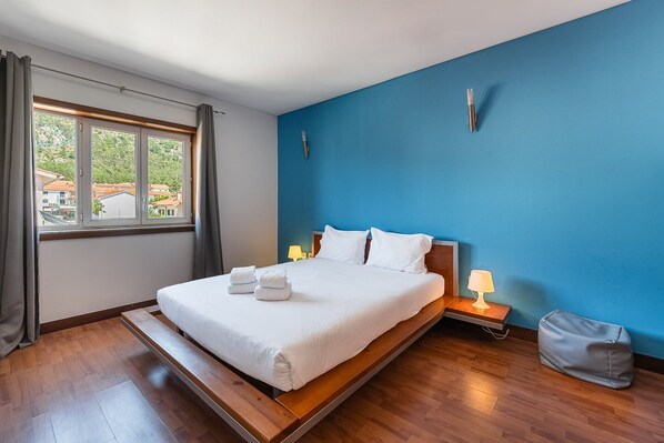 3 bedrooms, iron/ironing board, internet, bed sheets