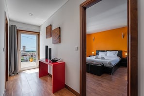 3 bedrooms, iron/ironing board, internet, bed sheets