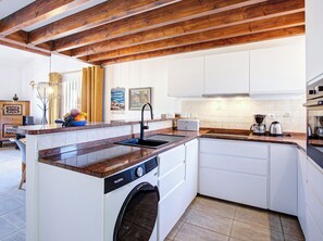 Kjøleskap, ovn, oppvaskmaskin og kjøkkenutstyr