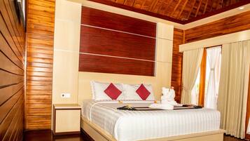 Minibar, ruang kerja ramah laptop, kedap suara, dan Wi-Fi gratis