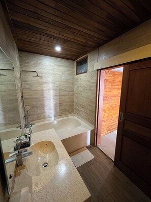 Toallas, jabón, shampoo, papel de baño 