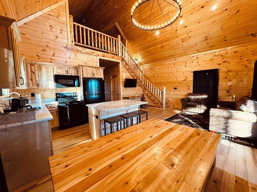 Bourbon Retreat With Hot Tub 9