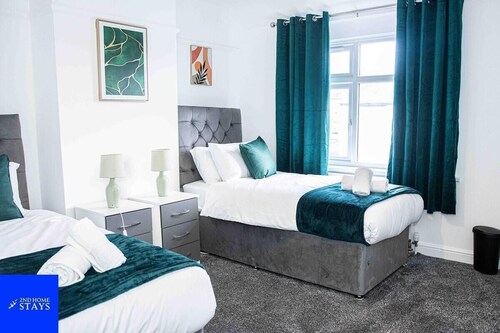 Stoke House Sleeps 5 with Garden and Parking