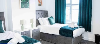 Stoke House Sleeps 5 with Garden and Parking