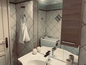 Dusche, Haartrockner, Handtücher