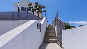 A staircase leading to a house with a metal gate at the top. - Villa Oli/A by Interhome (Medulin/Ližnjan)