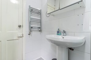 Douche, sèche-cheveux, serviettes fournies
