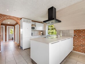 Refrigerador, microondas, lavavajillas y utensilios de cocina