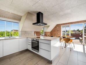 Kühlschrank, Mikrowelle, Geschirrspüler, Kochgeschirr/Geschirr/Besteck