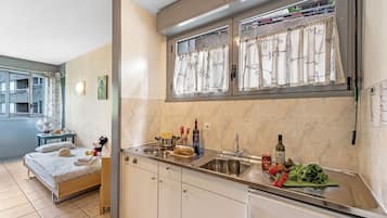 Geladeira, cooktop, talheres/pratos/utensílios de cozinha