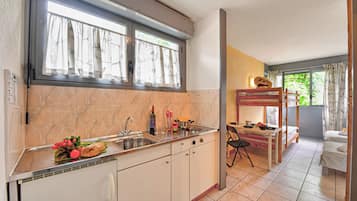 Geladeira, cooktop, talheres/pratos/utensílios de cozinha