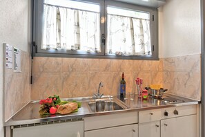 Frigorífic, placa de cuina i utensilis de cuina, vaixella i coberteria