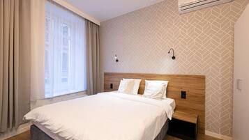 1 habitación, escritorio, tabla de planchar con plancha y wifi