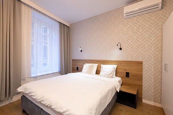 1 dormitori, escriptori, planxa i posts de planxar i wifi