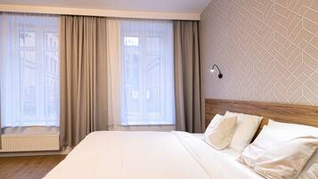 1 habitación, escritorio, tabla de planchar con plancha y wifi