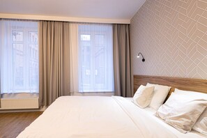 1 dormitori, escriptori, planxa i posts de planxar i wifi