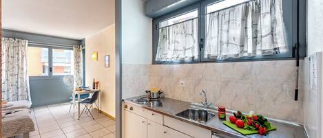 Kühlschrank, Herdplatte, Kochgeschirr/Geschirr/Besteck