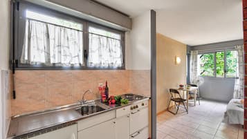 Kühlschrank, Ofen, Herdplatte, Kochgeschirr/Geschirr/Besteck