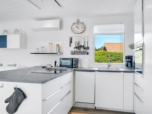 Kylskåp, mikrovågsugn, ugn och diskmaskin