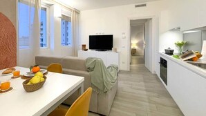 A modern apartment with a dining area, a living room, and a kitchen. - Nystrom Apt - Self Check-in - Metro M1 (Milano)