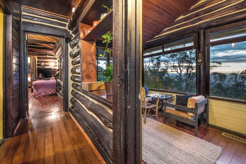 Romantic Retreat in the Dandenong Mountains with amazing city views 