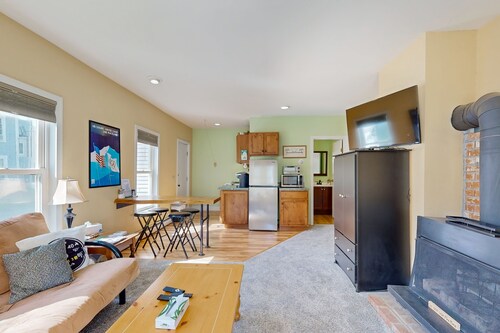 Convenient 3BR condo, close to Okemo, wifi, TV, village dining & walking