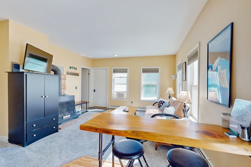 Convenient 3BR condo, close to Okemo, wifi, TV, village dining & walking