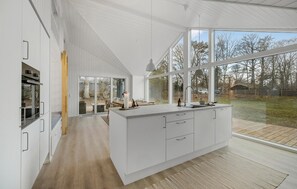 Réfrigérateur, four, lave-vaisselle, cafetière/bouilloire