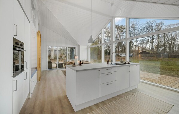 Fridge, oven, dishwasher, coffee/tea maker