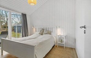 5 bedrooms, travel crib, free WiFi