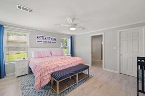 4 bedrooms, desk, iron/ironing board, travel cot - Wake at the Lake on LBJ! Dock, fishing, and fun! (Kingsland)