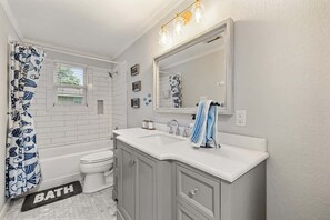 Shower, hair dryer, towels, shampoo - Wake at the Lake on LBJ! Dock, fishing, and fun! (Kingsland)