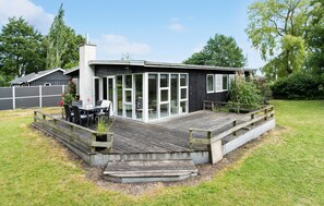 Outdoor dining - 3 bedroom cozy home in Juelsminde (Juelsminde)
