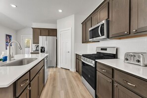 Frigorífico, microondas, horno y placa de cocina