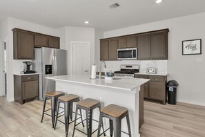 Refrigerador, microondas, horno, placa de cocina