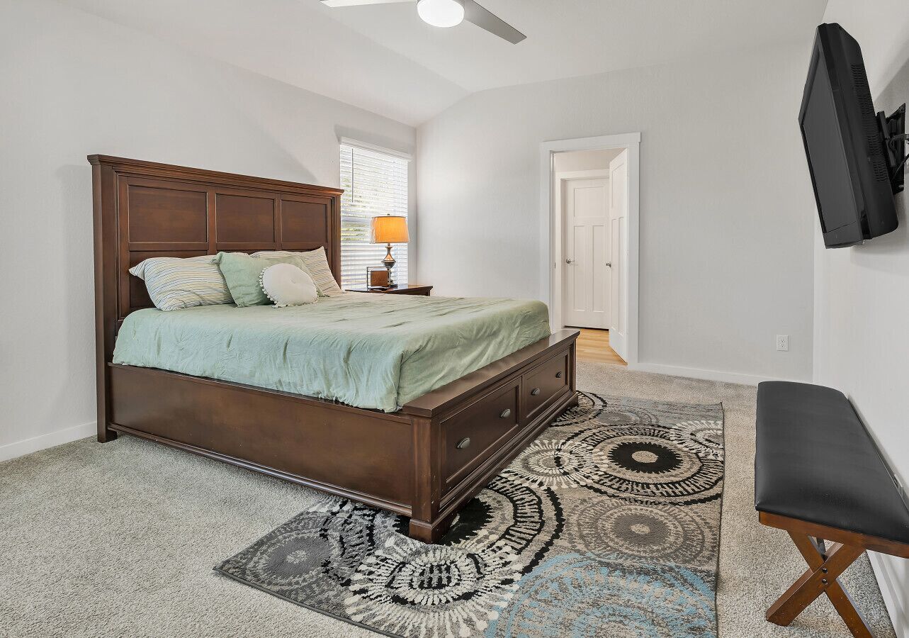 3 bedrooms, desk, WiFi, bed sheets