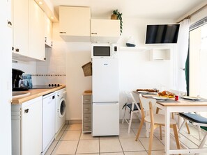 Fridge, dishwasher, cookware/dishes/utensils