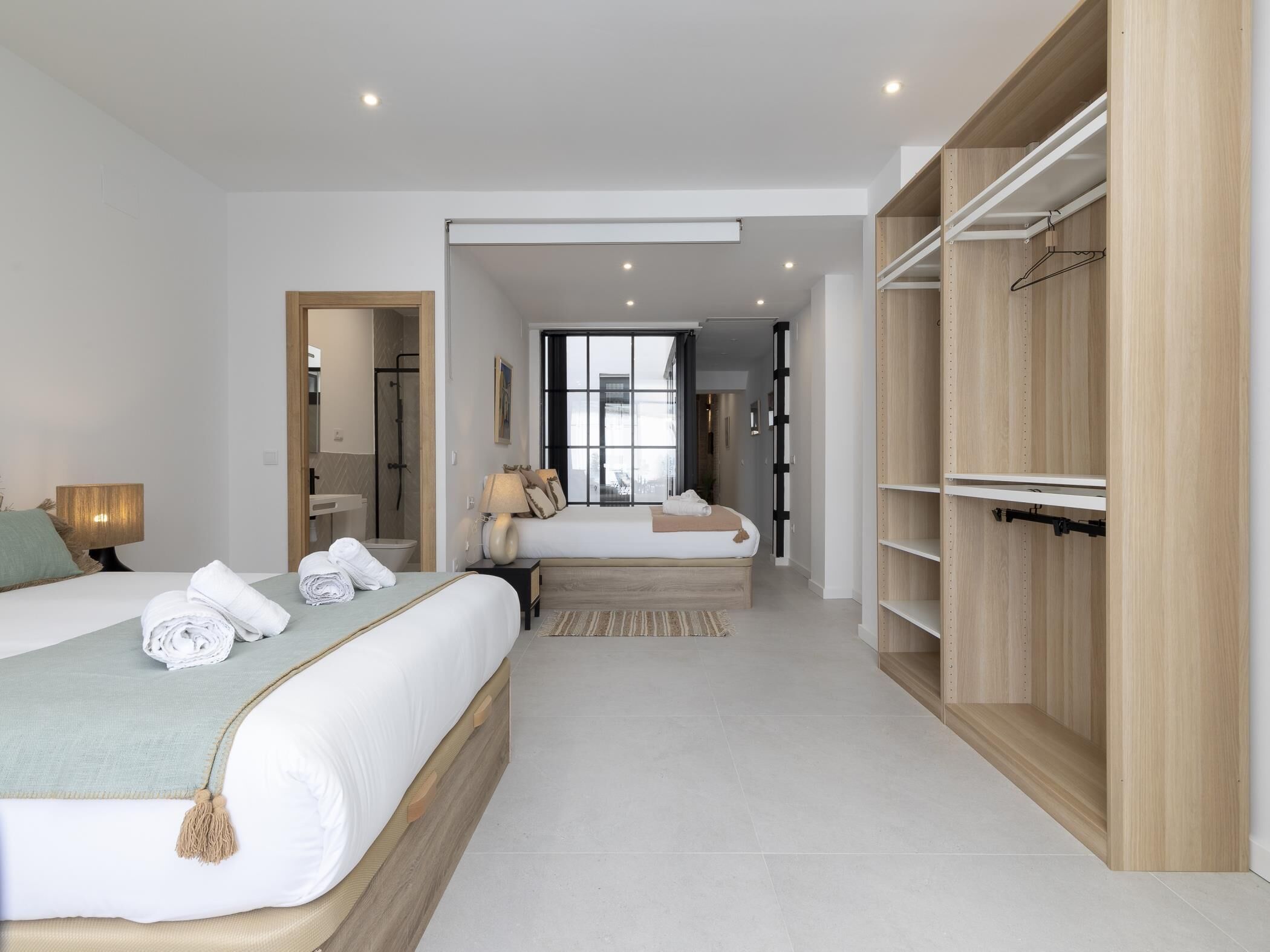 3 chambres, fer et planche à repasser