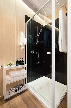 Een douche, een haardroger, handdoeken