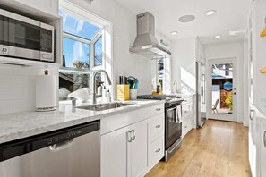 Fridge, microwave, oven, stovetop - Harbor home - with a hot tub! (Santa Cruz)