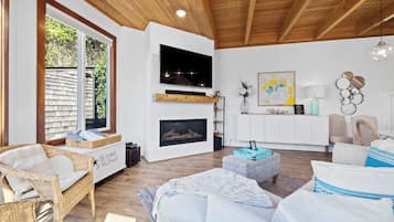 Televisión, chimenea y oficina