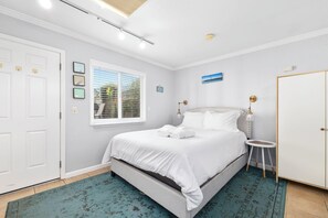 2 bedrooms, desk, iron/ironing board, WiFi - Harbor home - with a hot tub! (Santa Cruz)