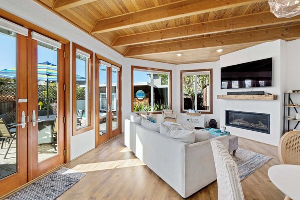 Télévision, cheminée, espaces bureaux