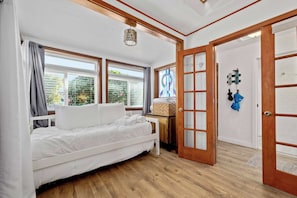 2 bedrooms, desk, iron/ironing board, WiFi - Harbor home - with a hot tub! (Santa Cruz)
