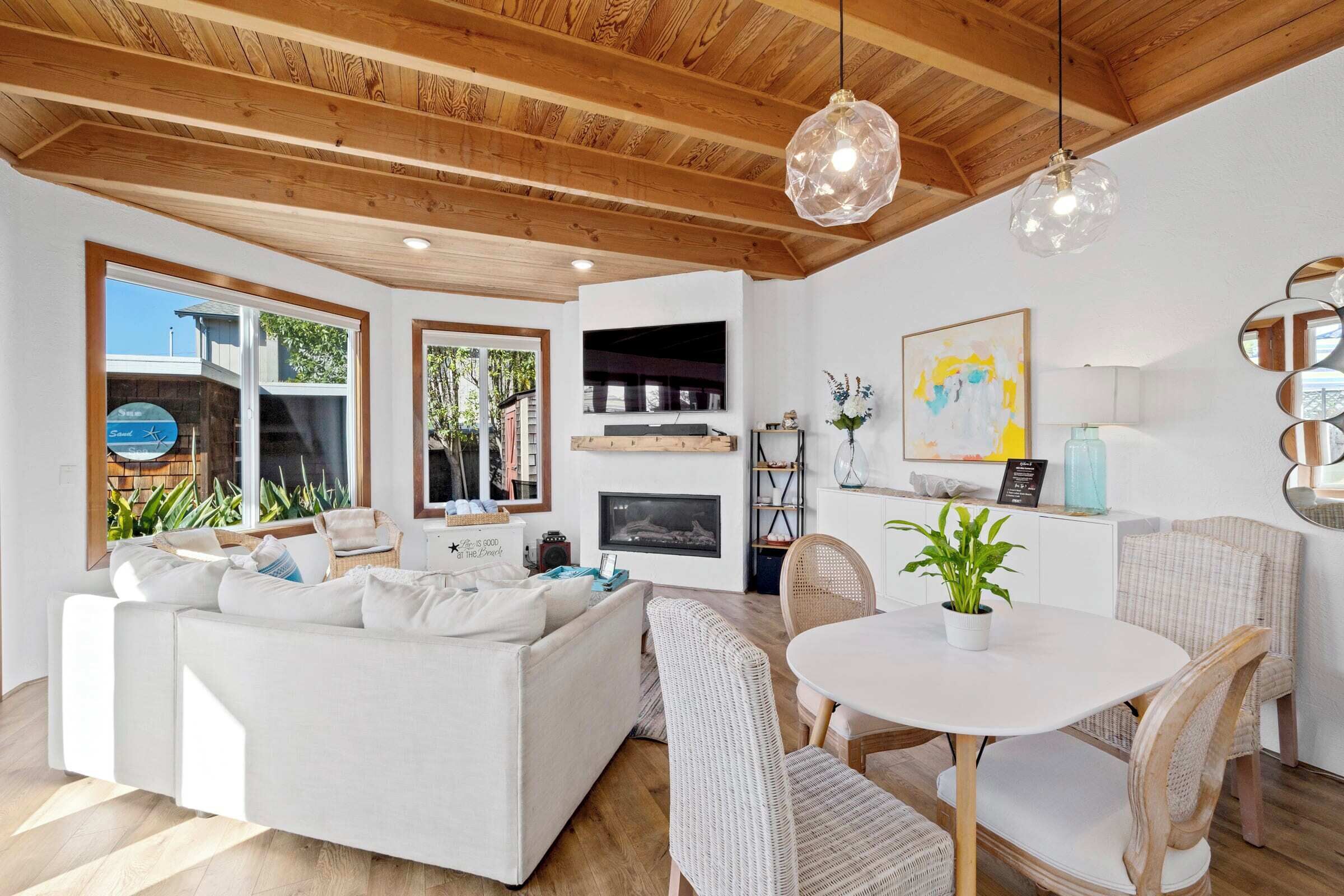 Tv, eldstad och kontor