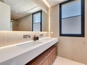 Hårføner og håndklær