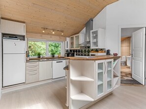 Kühlschrank, Mikrowelle, Geschirrspüler, Kochgeschirr/Geschirr/Besteck