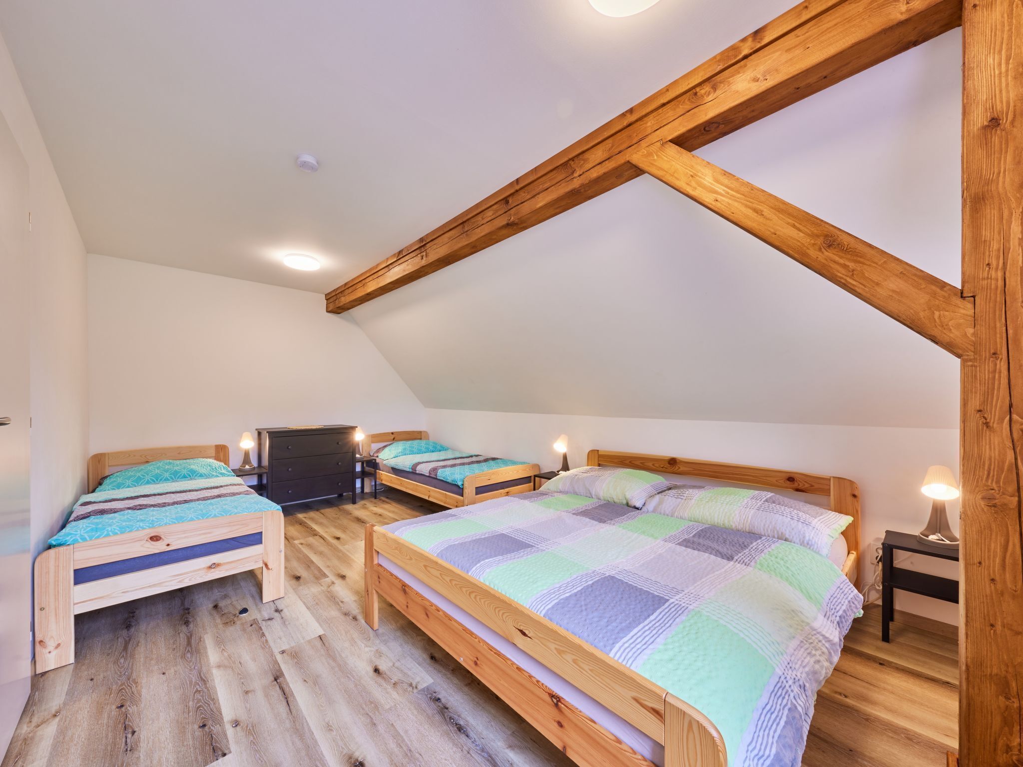 2 bedrooms, desk, WiFi